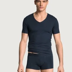 Calida Clean Line Kurzarm-Shirt, V-Neck -T-Shirt-Shop Calida Clean Line V Shirt clean cut Frackschnitt blau 14885 479 2