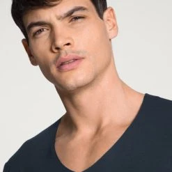 Calida Clean Line Kurzarm-Shirt, V-Neck -T-Shirt-Shop Calida Clean Line V Shirt clean cut Frackschnitt blau 14885 479 3